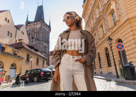 Blick aus der Nähe des alten Rathausturms in prag auf die elegante afroamerikanische Frau Stockfoto
