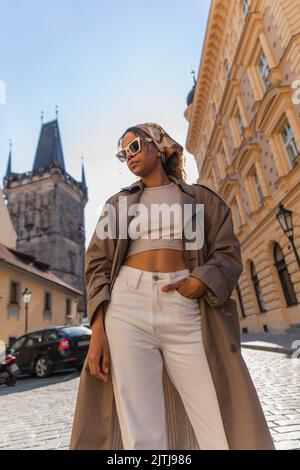 Low-Angle-Ansicht der afroamerikanischen Frau posiert in der Nähe des alten Rathausturms in prag Stockfoto