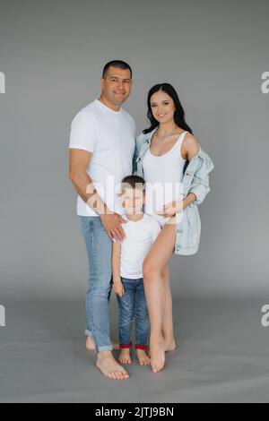 Schöne junge freundliche Familie wartet auf ein neues Familienmitglied. Stockfoto