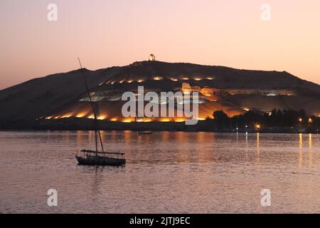 Oranger Sonnenuntergang auf dem Nil in Assuan, Ägypten Stockfoto