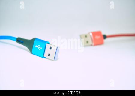 Blau-rote USB-Kabel isoliert auf grauem Hintergrund Stockfoto