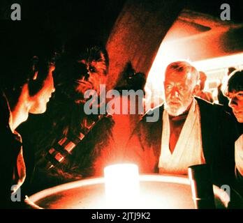 Star Wars, aka Krieg der Sterne, USA 1977, Regie: George Lucas, Charakter: Chewbacca, Alec Guinness als Obi Wan Kenobi und Mark Hamill als Luke Skywalker Stockfoto