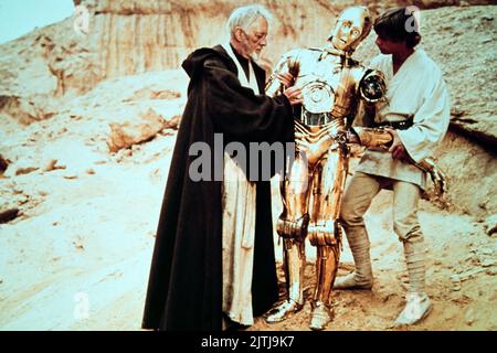 Star Wars, aka Krieg der Sterne, USA 1977, Regie: George Lucas, Charaktere: Alec Guinness als Obi Wan Kenobi, C-3PO und Mark Hamill als Luke Skywalker Stockfoto