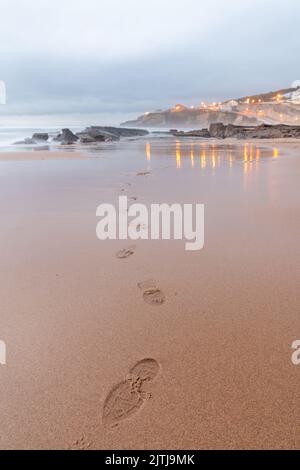 Die Spuren im Sand am Strand von Magoito bei Sonnenuntergang Stockfoto