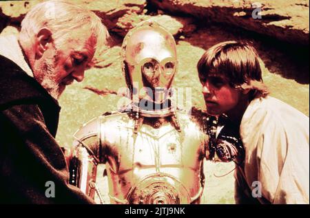 Star Wars, aka Krieg der Sterne, USA 1977, Regie: George Lucas, Charaktere: Alec Guinness als Obi Wan Kenobi, C-3PO und Mark Hamill als Luke Skywalker Stockfoto