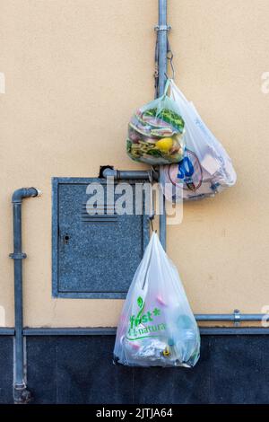 Im sizilianischen Dorf Milo, in der Nähe von Catania, wird Hausmüll vor einem Haus aufgehängt, das für die Müllentsorgung des gemeinderats bereit ist Stockfoto