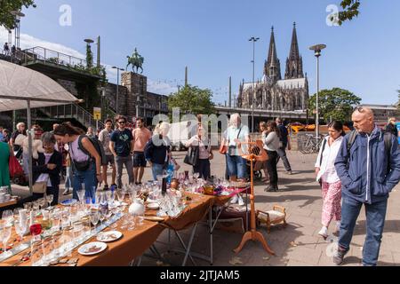 Flohmarkt am Rheinufer zwischen Bastei und Hohenzollernbrücke, Dom, Köln, Deutschland. Troedelmarkt am Rheinufer zwischen Stockfoto