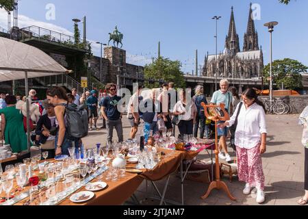 Flohmarkt am Rheinufer zwischen Bastei und Hohenzollernbrücke, Dom, Köln, Deutschland. Troedelmarkt am Rheinufer zwischen Stockfoto