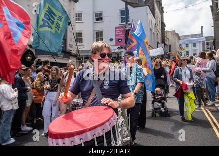 Die Mounts Bay Academy nimmt an der Parade zum Mazey Day Teil, die im Rahmen des Golowan Festivals in Penzance in Cornwall, Großbritannien, stattfindet. Stockfoto