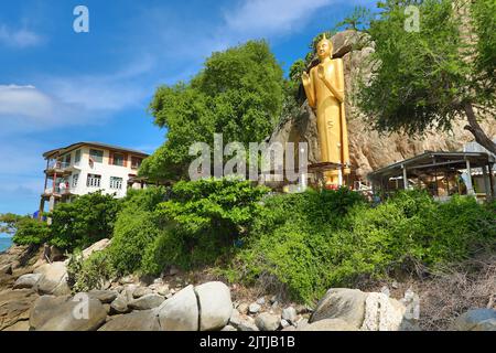 Goldene buddha-Statue Phra Pang Haan Yad, Khao Takiab, Nong Kae, Hua hin, Thailand Stockfoto