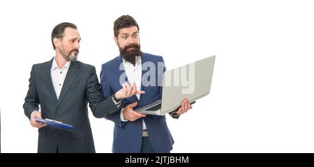 Kommunikation und Austausch von Informationen. Geschäftsleute arbeiten auf einem Computer isoliert auf weiß. Kommunikation am Arbeitsplatz. Geschäftskommunikation. Kommunikation Stockfoto