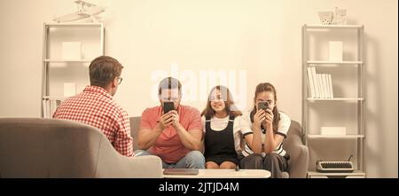 Psychologe geben Familientherapie für Telefon süchtig Papa Mutter und Tochter Mädchen, Kommunikation Stockfoto