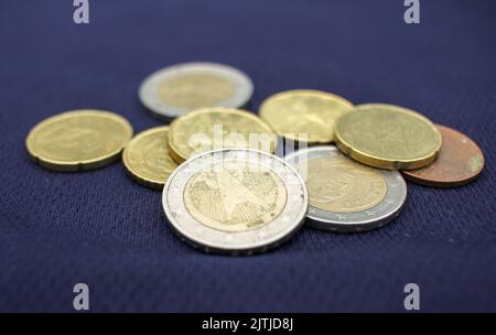 euro-Münzen für Einkäufe im Supermarkt zu bezahlen Stockfoto