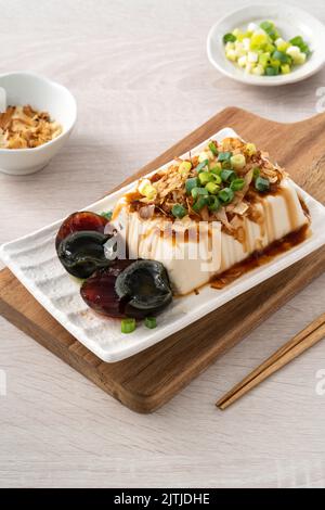 Köstliche gekühlte Tofu- und Century Egg Food mit Sojasauce und Bonito-Flocken in Taiwan. Stockfoto