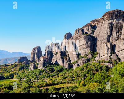 Blick auf das Kloster des Heiligen Nikolaus Anapafsas, Meteora, Thessalien, Griechenland Stockfoto