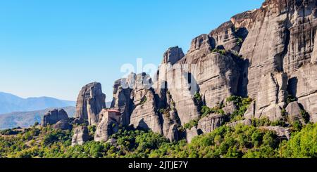 Blick auf das Kloster des Heiligen Nikolaus Anapafsas, Meteora, Thessalien, Griechenland Stockfoto