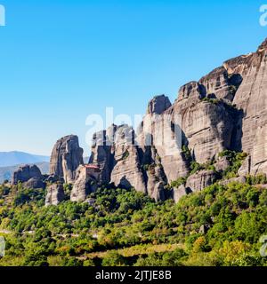 Blick auf das Kloster des Heiligen Nikolaus Anapafsas, Meteora, Thessalien, Griechenland Stockfoto