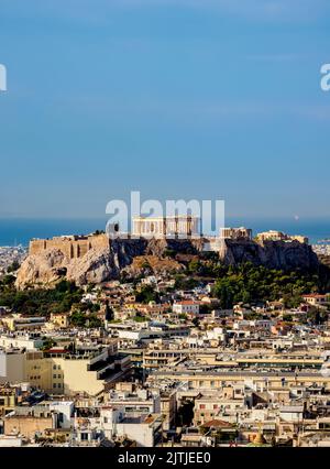 Blick vom Berg Lycabettus auf die Akropolis bei Sonnenaufgang, Athen, Attika, Griechenland Stockfoto
