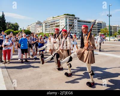Wachablösung vor dem Denkmal für den unbekannten Soldaten, Syntagma-Platz, Athen, Attika, Griechenland Stockfoto