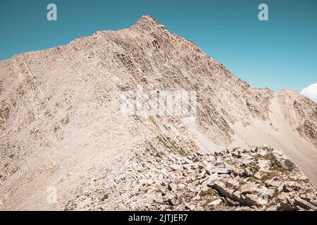 Deda ena Mount Panorama. Berühmter und gefährlicher Wanderweg im Kazbegi Nationalpark Stockfoto