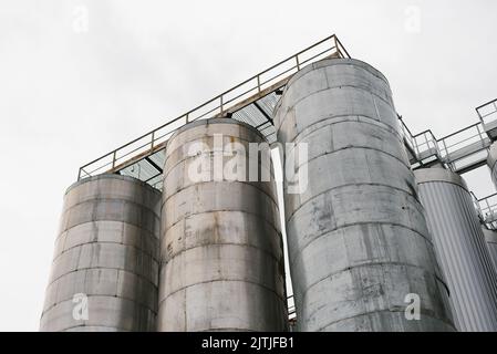 Silo, Behälter oder Tanks zur Lagerung von Malz in der Brauerei Stockfoto