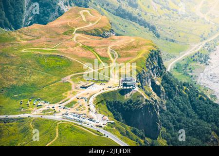 Luftflug über Ansicht Kazbegi Nationalpark in kaukasus Bergen. Russland Georgien Freundschaft Monument steht in Gudauri und filmische Ansicht kaukasus m Stockfoto