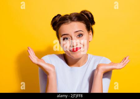 Foto von jungen negativen Stimmung weiblich haben Streit mit Person zucken Schultern isoliert auf gelbem Hintergrund Stockfoto