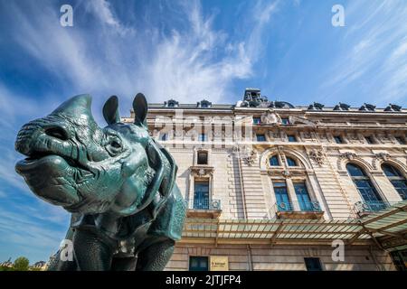 Eine Rhinozeros-Skulptur vor dem Musée d'Orsay, Paris Stockfoto