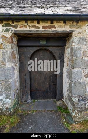 Der alte hölzerne Eingangstor zur St. Tysilio's Church auf der Church Island in der Menai Strait, Isle of Anglesey, North Wales Stockfoto