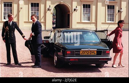 Datei-Foto vom 02/05/97 des siegreichen Labour-Führers Tony Blair trifft heute (Freitag) am Buckingham Palace ein, wo er von der Königin offiziell zum Premierminister und ersten Lord des Schatzamtes ernannt wurde. Die Königin soll in Schottland bleiben, um Premierminister Boris Johnson und seinen Nachfolger zu empfangen, sagte Buckingham Palace. Der 96-jährige Monarch, der sich mit anhaltenden Mobilitätsthemen konfrontiert sah, hält traditionell im Buckingham Palace ein Publikum mit ausgehenden und ankommenden Premieren ab. Ausgabedatum: Mittwoch, 31. August 2022. Stockfoto