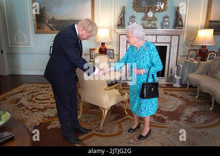 File photo dated 24/07/19 of Queen Elizabeth II. Welcomes newly elected Leader of the Conservative Party Boris Johnson during an audice in Buckingham Palace, London, where She invited him to become Prime Minister and forming a New Government. Die Königin soll in Schottland bleiben, um Premierminister Boris Johnson und seinen Nachfolger zu empfangen, sagte Buckingham Palace. Der 96-jährige Monarch, der sich mit anhaltenden Mobilitätsthemen konfrontiert sah, hält traditionell im Buckingham Palace ein Publikum mit ausgehenden und ankommenden Premieren ab. Ausgabedatum: Mittwoch, 31. August 2022. Stockfoto