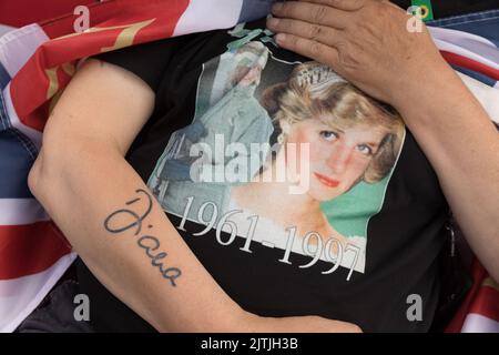 Kensington Palace, London, 31.. August 2022. Royal Fan, Sky London, zeigt sein neues Tattoo von Diana's Unterschrift vor dem Kensington Palace zum 25.. Todestag von Diana, Prinzessin von Wales. Die Prinzessin wurde an diesem Tag im Jahr 1997 bei einem Autounfall in Paris getötet. Amanda Rose/Alamy Live News Stockfoto