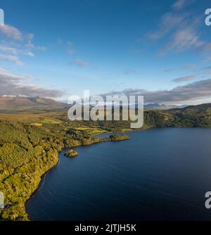 Ein Blick auf den Lough Caragh See im Glencar Valley von Kerry County in warmem Licht Stockfoto