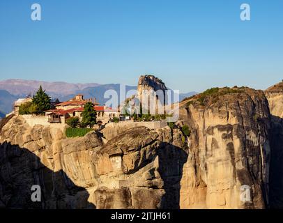 Kloster der Heiligen Dreifaltigkeit bei Sonnenaufgang, Meteora, Thessalien, Griechenland Stockfoto
