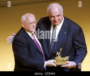 Berlin, Deutschland. 03. Oktober 2005. Der ehemalige deutsche Bundeskanzler Helmut Kohl (r) erhält den Quadriga-Preis des Vereins Werkstatt Deutschland aus den Händen des ehemaligen sowjetischen Präsidenten Michail Gorbatschow. Gorbatschow, der russische Friedensnobelpreisträger und ehemalige sowjetische Führer, ist tot. Er starb im Alter von 91 Jahren in Moskau. Quelle: Soeren Stache/dpa-Zentralbild/dpa/Alamy Live News Stockfoto