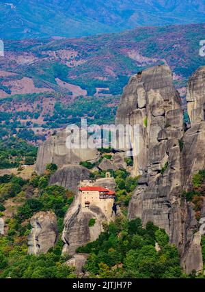 Kloster des Heiligen Nikolaus Anapafsas, erhöhte Ansicht, Meteora, Thessalien, Griechenland Stockfoto