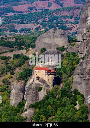 Kloster des Heiligen Nikolaus Anapafsas, erhöhte Ansicht, Meteora, Thessalien, Griechenland Stockfoto