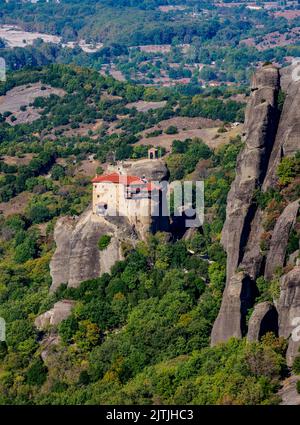 Kloster des Heiligen Nikolaus Anapafsas, erhöhte Ansicht, Meteora, Thessalien, Griechenland Stockfoto