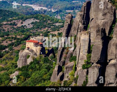 Kloster des Heiligen Nikolaus Anapafsas, erhöhte Ansicht, Meteora, Thessalien, Griechenland Stockfoto