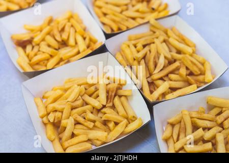 Pappkartons für Fastfood mit den pommes frites und Burgern, nehmen Lebensmittelkarton ökologische Verpackung zu gehen, Lieferbehälter mit cateri Stockfoto