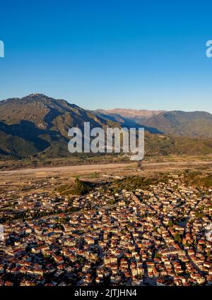 Kalabaka bei Sonnenaufgang, erhöhte Ansicht, Meteora, Thessalien, Griechenland Stockfoto