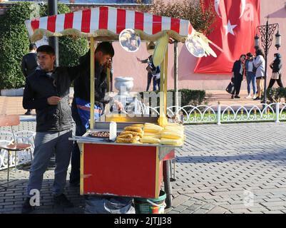 ISTANBUL, TÜRKEI-OKTOBER 30:Unidentifizierte Männer, die Mais und Kastanien auf dem Sultanahmet-Platz verkaufen.Oktober 30,2021 in Istanbul, Türkei Stockfoto