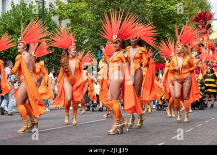 Notting Hill Carnival Grand Parade, am 2022. August an den Feiertagen in London, Großbritannien. Paraiso Schule von Samba Bunte Gruppe von weiblichen Tänzerinnen Stockfoto