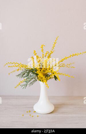 Bouquet von gelben Mimosen Blumen in einer Vase. Konzept des Frauen- oder Muttertages Stockfoto