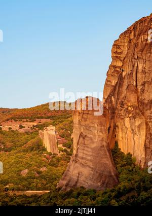 Blick auf das Kloster von Rousanou bei Sonnenuntergang, Meteora, Thessalien, Griechenland Stockfoto