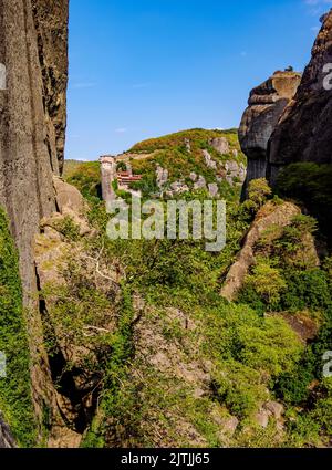 Blick auf das Kloster von Rousanou, Meteora, Thessalien, Griechenland Stockfoto