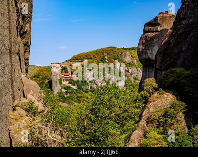 Blick auf das Kloster von Rousanou, Meteora, Thessalien, Griechenland Stockfoto