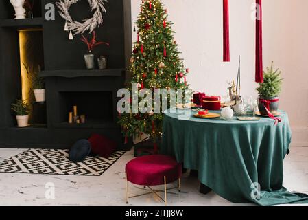 Festlicher Speisesaal mit weihnachtlicher Dekoration. Weihnachtlicher Speisesaal. Wunderschönes weihnachtliches Dekor im Loft-Stil der Inneneinrichtung. Stockfoto