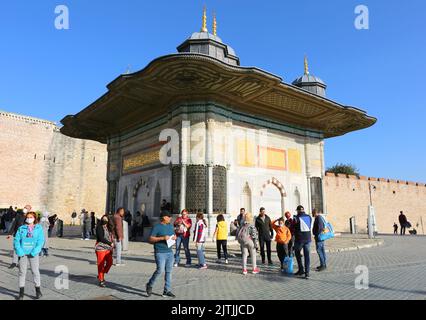 ISTANBUL, TÜRKEI-30. OKTOBER: Nicht identifizierte Menschen besuchen den Brunnen von Sultan Ahmed III Oktober 30,2021 in Istanbul, Türkei Stockfoto