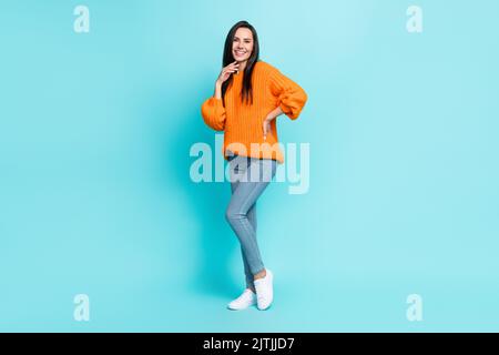 Foto in voller Größe von zufriedenen froh nettes Mädchen toothy Lächeln posiert isoliert auf hellen blaugrün Farbe Hintergrund Stockfoto